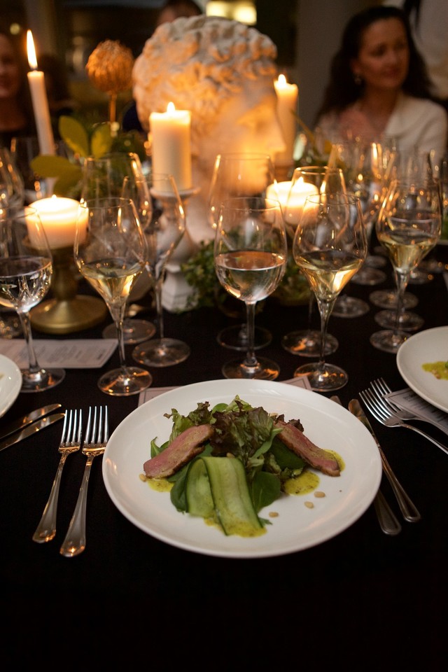 Elegancija ir prabanga alsuojančioje aplinkoje vakaro svečiai buvo kviečiami mėgautis gurmaniškais patiekalais bei prie jų priderintu vynu. <br> Organizatorių nuotr.