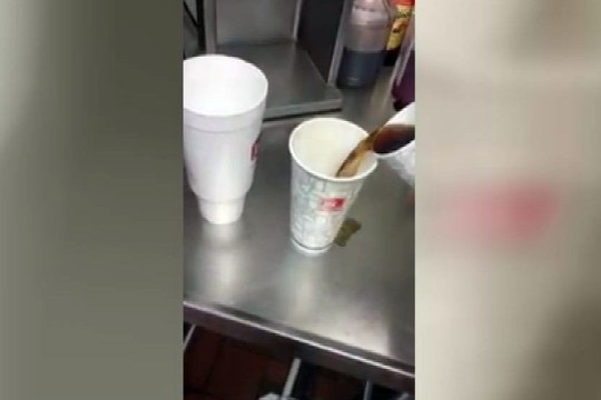 Greito maisto restorano darbuotojas parodė, kaip apgaudinėjami klientai