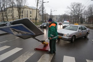 Kaune – avarijų lavina: nutrenkti ženklai, virto priekaba, vilkikas sumaitojo „Volkswagen“