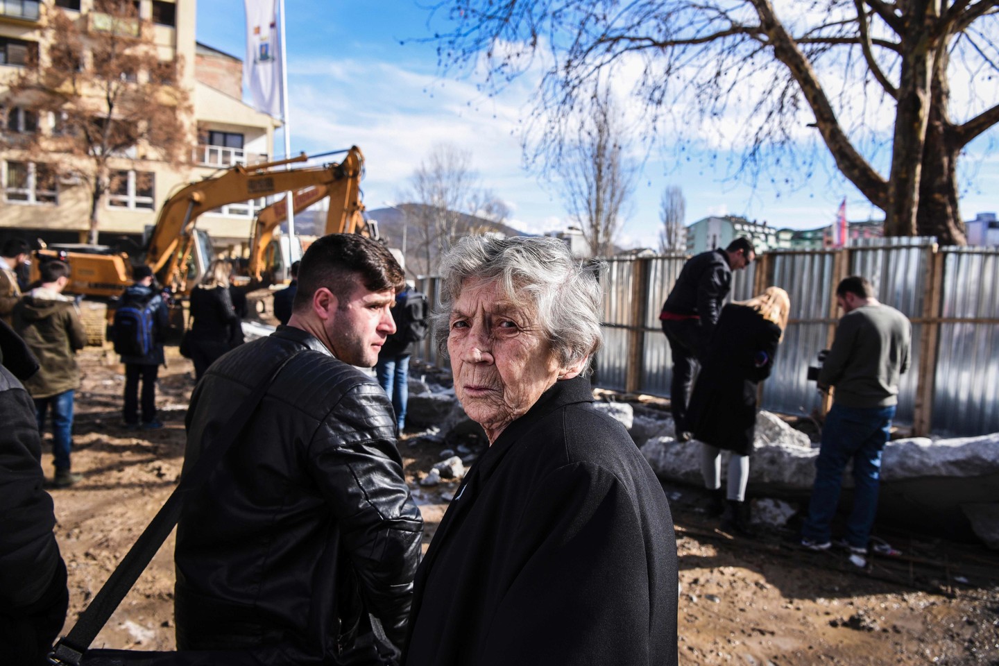 Buldozeris griauna sieną etniškai padalintame Mitrovicų mieste. Čia jau jaučiama įtampa tarp serbų ir „kosovarų“.<br> AFP/Scanpix nuotr.