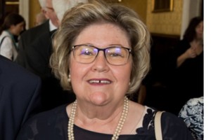 Prieš 15 m. labdaringą veiklą pradėjusi ambasadoriaus žmona: padėti vargstantiems būtina