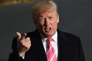 Supratę, kad Trumpo pavardė neša nelaimes, bando gelbėtis