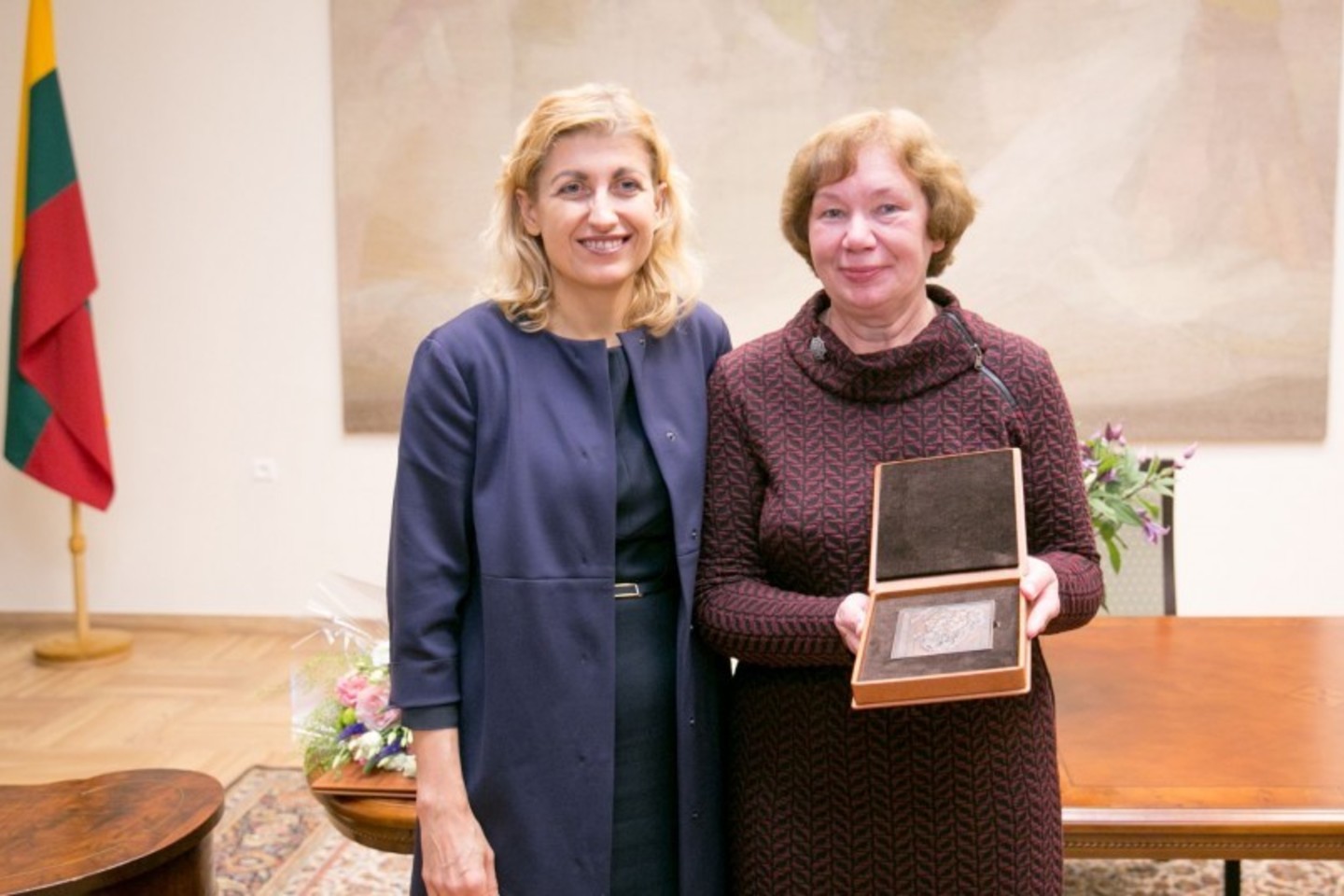 Šių metų Jono Basanavičiaus premija vakar įteikta etnologei, muziejininkei dr. Elvydai Lazauskaitei.<br> Kultūros ministerijos nuotr.