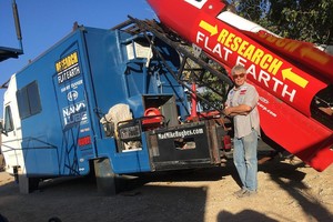 To dar nebuvo: kad įrodytų, jog Žemė plokščia, vyras kils savadarbe raketa