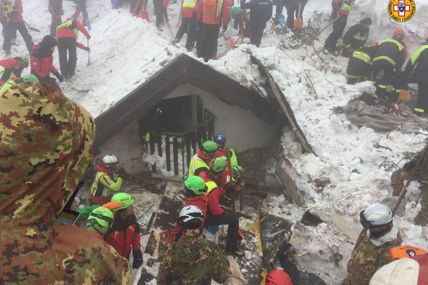  Praėjus kelioms dienoms po tos nelaimės iš po sniego ir griuvėsių buvo ištraukti keturi gyvi vaikai ir penki suaugusieji.<br> AFP/Scanpix nuotr.