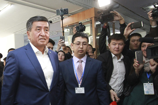 Kirgizijoje – pimasis regione taikus valdžios perdavimas