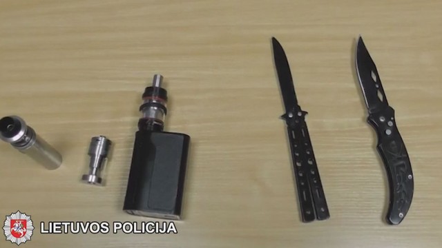 Pareigūnai sulaikė pirkėjais apsimetusius elektroninių cigerečių vagis