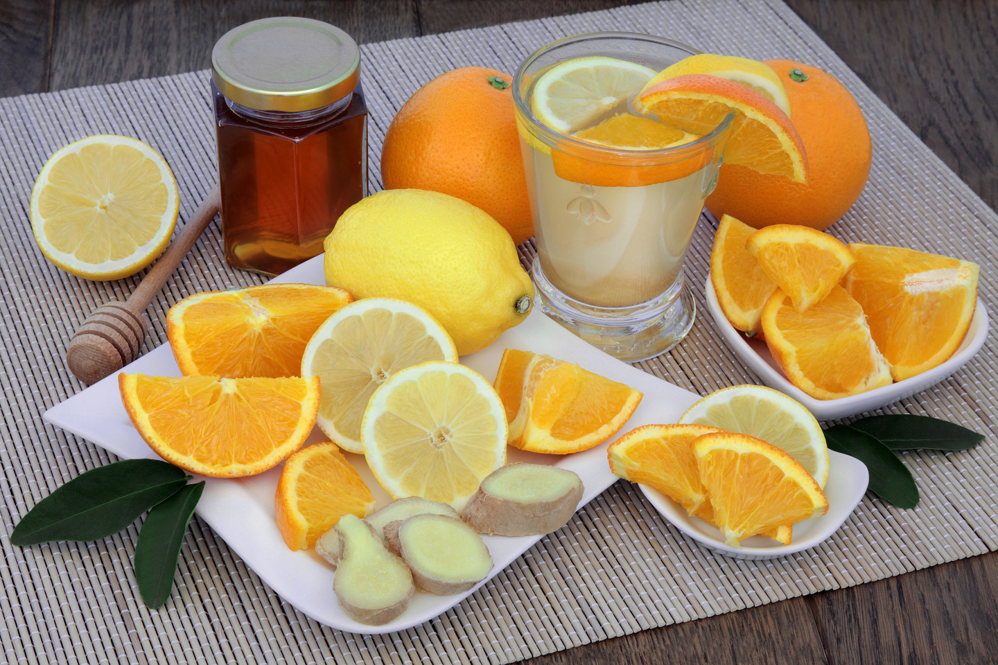 Apelsinai, citrinos, imbieras, medus – priemonės, kurios peršalus padeda greičiau pasveikti.<br> 123rf.com nuotr.