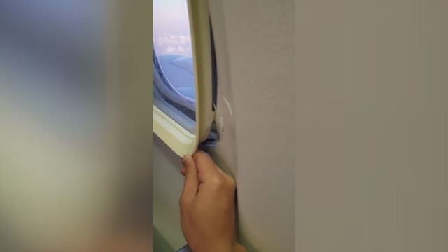 Pigių oro linijų keleivį šokiravo lėktuvo langas