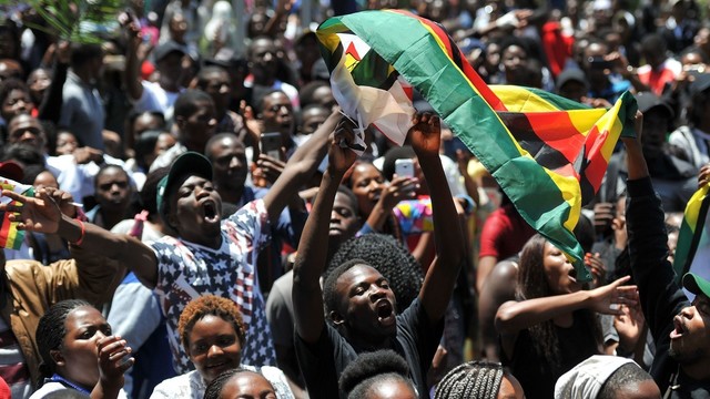 Zimbabvė šėlsta: po kariškių įsikišimo prisiekė naujas prezidentas