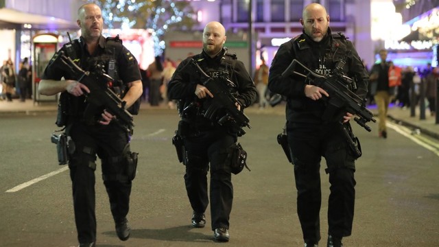 Londono centre pareigūnai evakavo metro stotį
