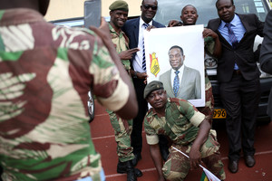 Zimbabvės teismas kariškių įvykdytą valdžios perėmimą pripažino teisėtu