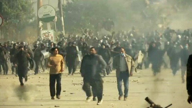 Užfiksavo, kaip Pakistane protestuotojai susirėmė su policiija