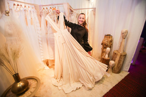 Vestuvių parodoje Kaune nuotakos žvalgosi ne tik į sukneles