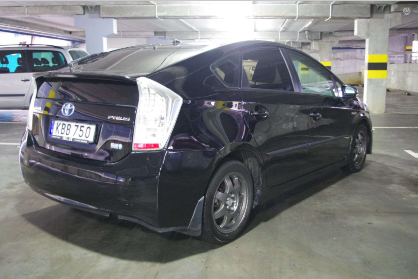 Jei nepavyks parduoti „Toyota Prius“ su atsukta rida, verslininkas ketina jį išnuomoti.<br>Ekrano nuotr.