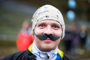 Penki šimtai ūsuočių bėgimo trasoje skatino vyrus gyventi sveikai