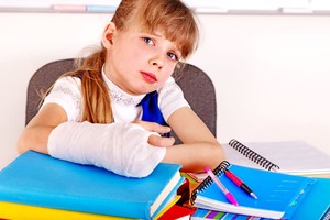 Vaikas susižeidė mokykloje ar darželyje: ką turi žinoti tėvai ir ugdymo įstaiga