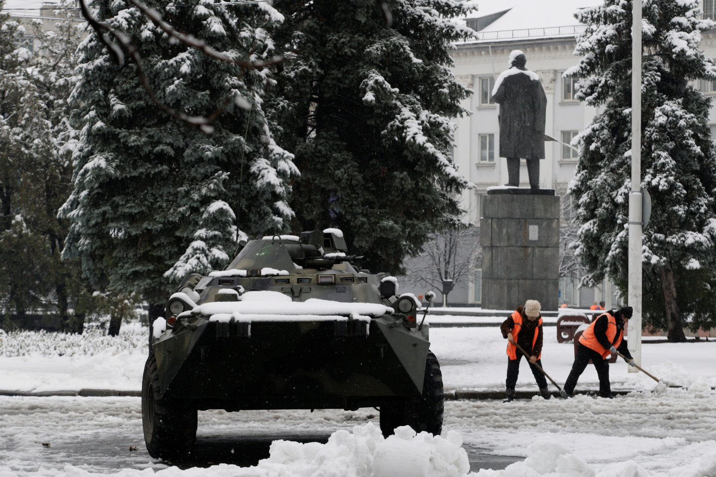  Luhansko gatvėse patruliavo kariškiai<br> Reuters/Scanpix nuotr.