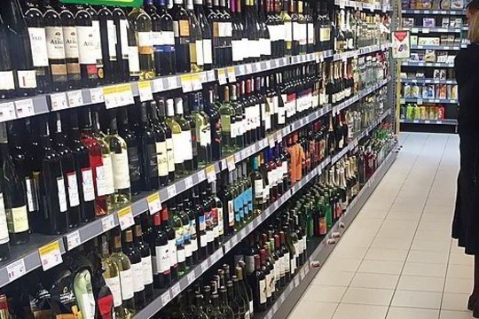 Specializuotų alkoholio parduotuvių idėjos atsisakoma
