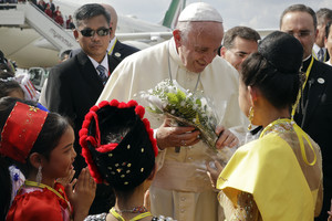 Į Mianmarą atvykęs popiežius susitiko su kariuomenės vadu