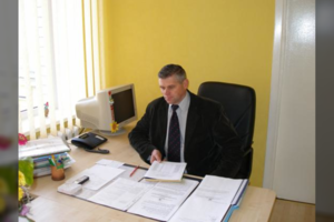 Rokiškio r. gimnazijos direktorių, įtariamą mirtinai sužalojus moterį, bus prašoma suimti