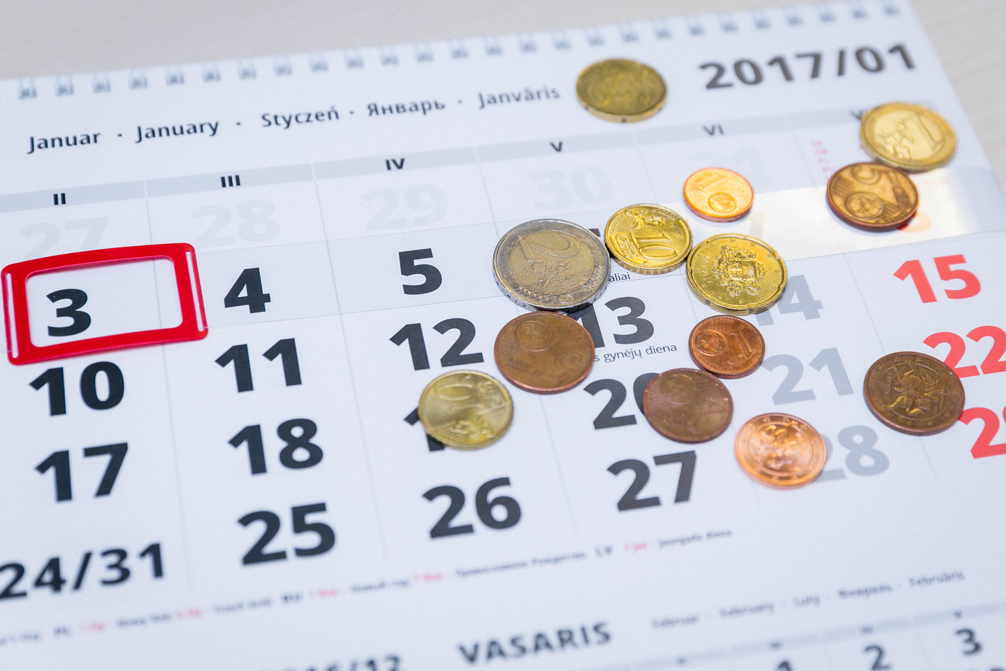 Skaičiuojama, kad 15 procentų dirbančiųjų algos per metus mažėjo 10 procentų ir daugiau.<br>T.Bauro nuotr.