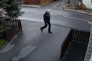 Telšių policijai pavyko nustatyti į moters kiemą varžtus mėčiusio vyro tapatybę