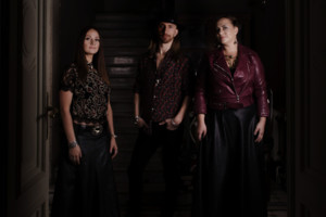 Pamatykite: naujame „Žalvarinio“ klipe – folkloro legenda Veronika Povilionienė