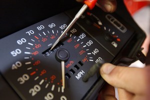 Automobiliams su atsukta rida siūloma uždrausti dalyvauti eisme