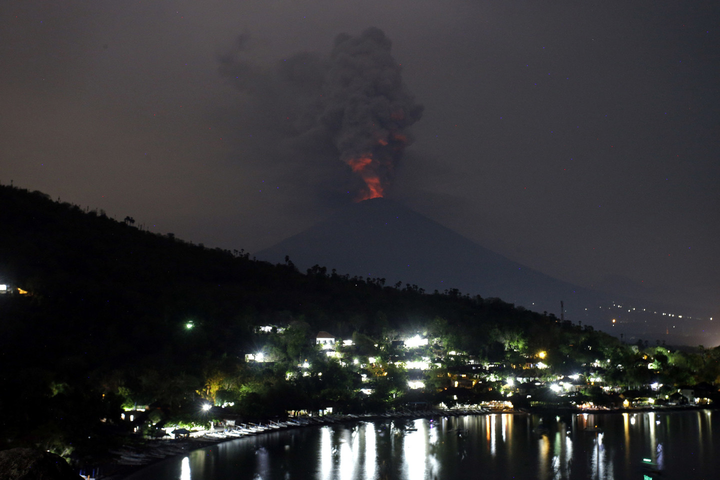Tamsoje buvo matyti, kaip krateryje kunkuliuoja lava.<br> AP nuotr.