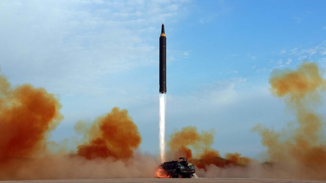 Šiaurės Korėja ir vėl sukėlė paniką – paleido naują balistinę raketą