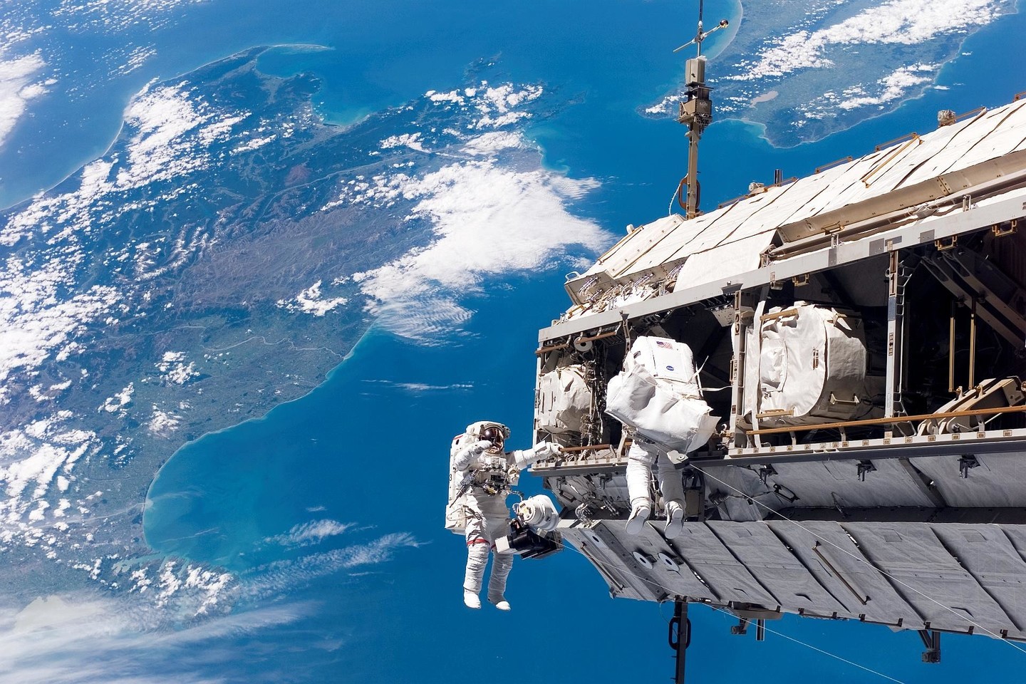 Rusų kosmonautas teigia, kad tikriausiai bakterijos atkeliavo iš kosmoso, tačiau yra priežasčių šiuo klausimu išlaikyti skeptiškumą.<br> NASA nuotr.