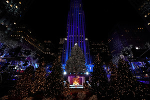 Kalėdų eglės įžiebimą Niujorko Rockefellerio centre stebėjo tūkstančiai žmonių