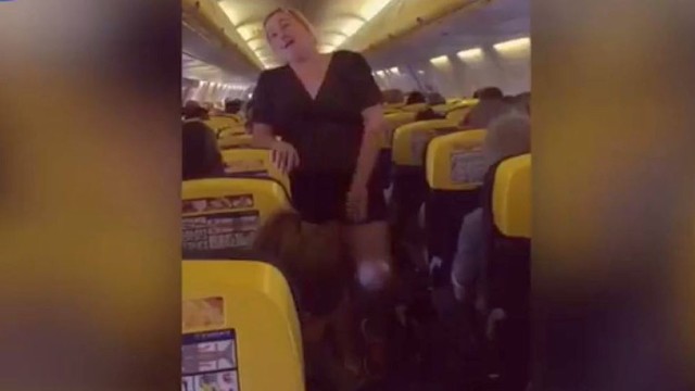 Moteris lėktuvo keleiviams paruošė įstabų siurprizą – jai plojimų negailėta