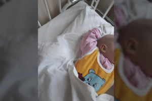 Mamos istorija apie ligoninėje klykiantį kūdikį pribloškė žiaurumu