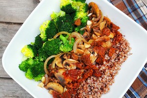 Šeimos pamėgtos grikių salotos. Nebus gėda ir svečią pavaišinti 