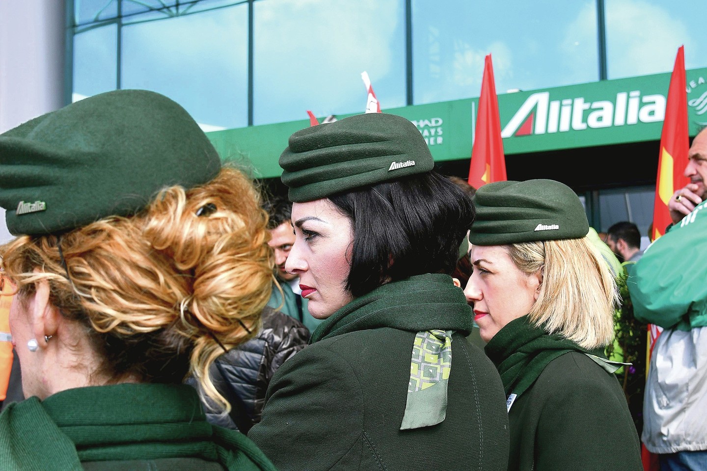 Šiomis uniformomis „Alitalia“ palydovės džiaugėsi vos pusantrų metų. <br>AFP/„Scanpix“ nuotr.