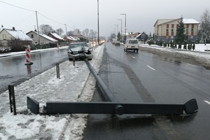 Karmėlavoje „Volvo“ rėžėsi į stulpą ir jį nuvertė, susiformavo spūstys
