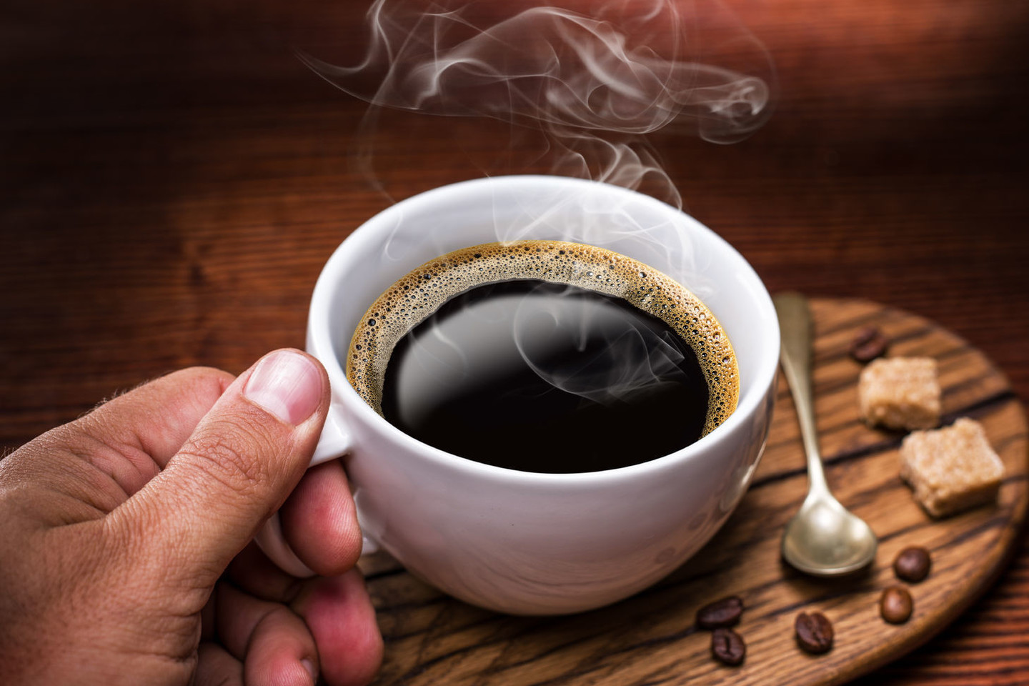 Rinkdamiesi gėrimus žiemą lietuviai pirmenybę teikia karštiesiems gėrimams. 22 proc. respondentų tikino žiemą mielai geriantys arbatą, 24 proc. tikino dažniausiai geriantys kavą, o 48 proc. apklaustųjų sakė, kad mielai skanauja abiejų gėrimų. <br>123rf