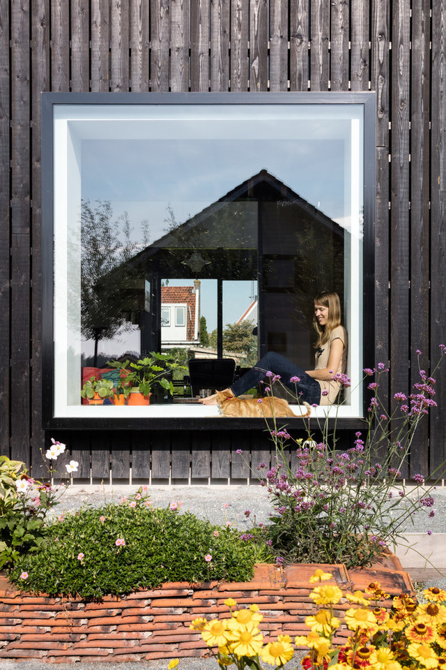 Nors ir išsiskiria iš kaimyninių namų, šis išlaiko vietovei būdingą braižą.<br> T.van de Veldes/archdaily.com nuotr.