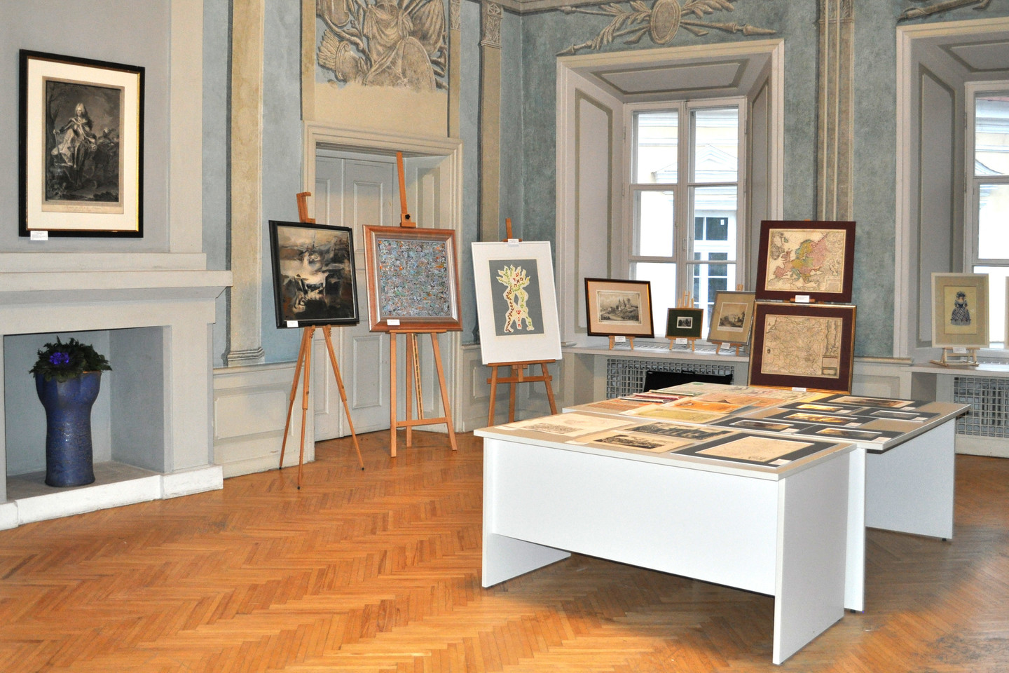  Prieš aukcionus yra rengiamos kūrinių ekspozicijos. 