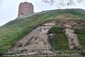 Stabilizavus rytinį Gedimino kalno šlaitą atnaujinamas eismas K. Škirpos alėja