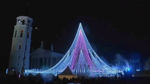 Vilniaus Katedros aikštėje įžiebta Kalėdų eglė