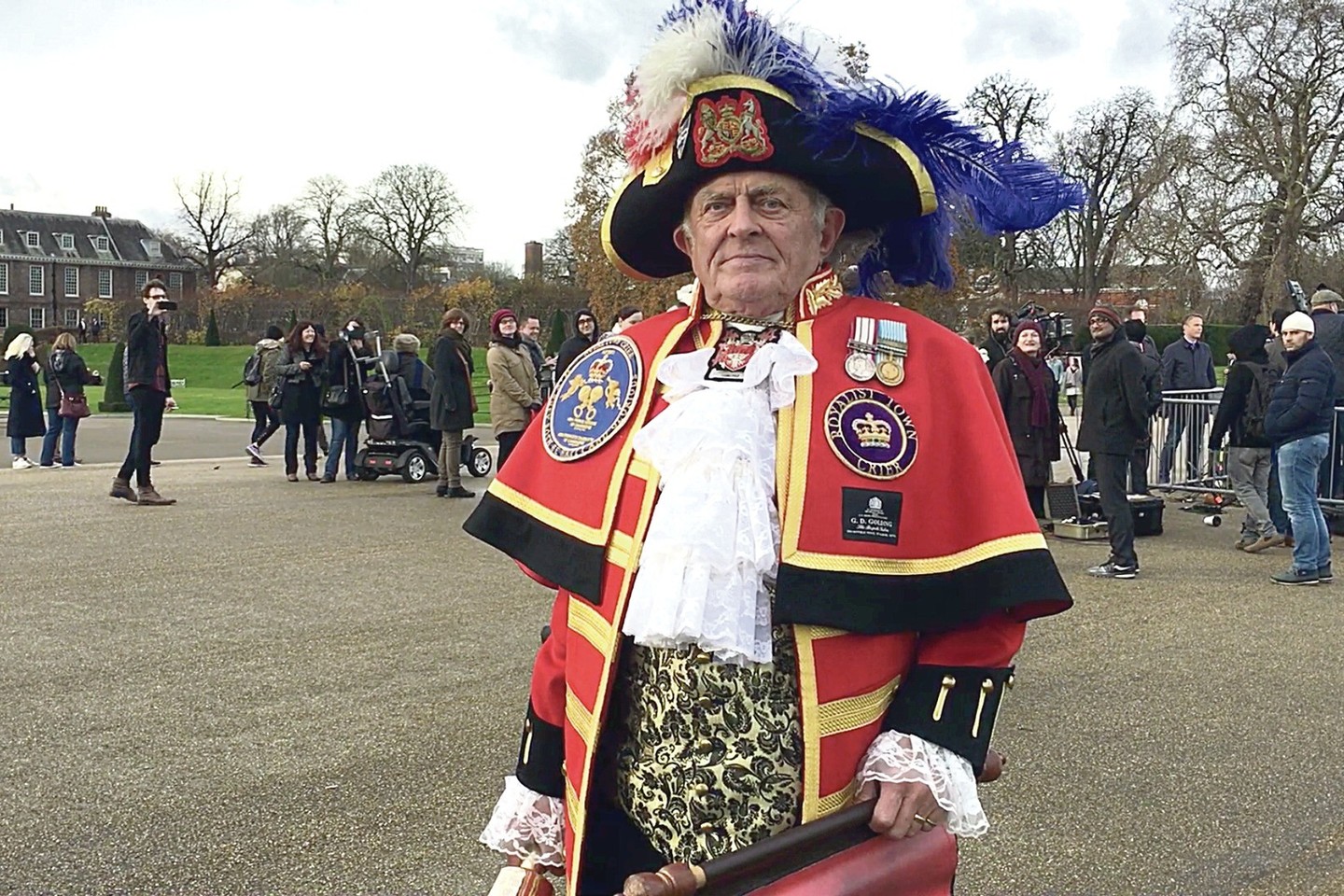 Apie sužadėtuves pirmadienį skambindamas varpu pranešė Windsorų dinastijos šauklys T.Appletonas.<br>V.Rudavičiaus nuotr.