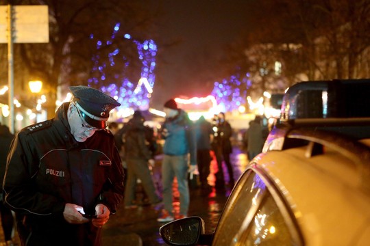 Vokietijoje ieškoma prie Potsdamo kalėdinės mugės numanomą sprogmenį palikusio asmens