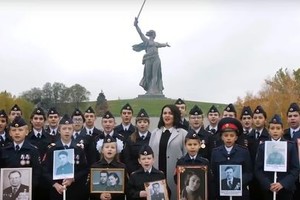 Kraują stingdanti propaganda: vaikai dainuoja apie mirtį už Vladimirą Putiną