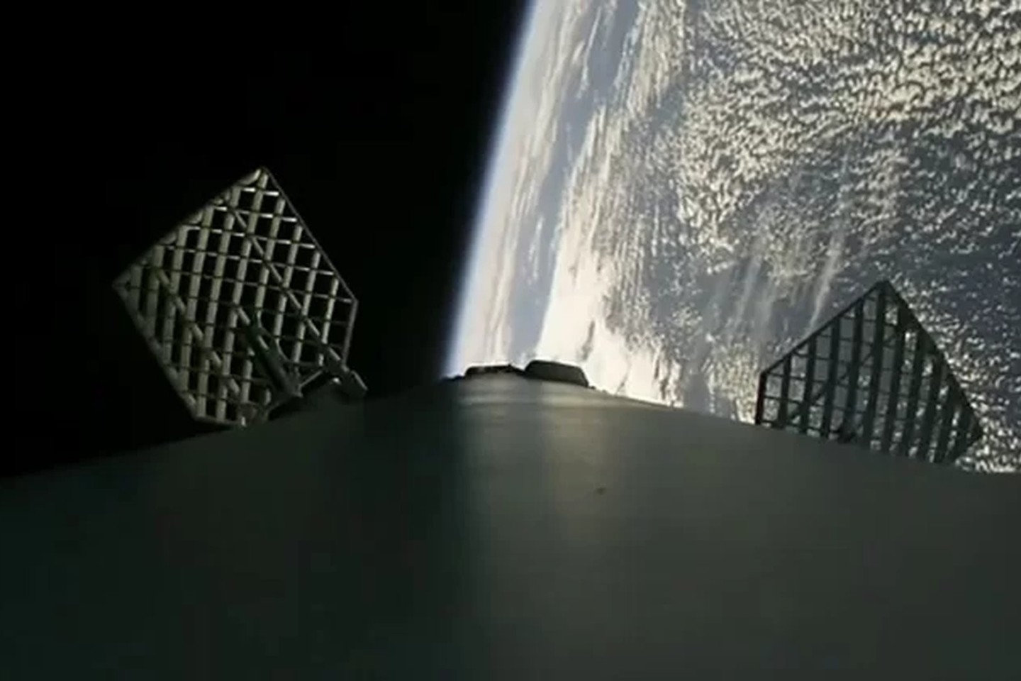 Ankstesnio SPaceX skrydžio ir sėkmingo nusileidimo akimirkos.<br>SpaceX nuotr.