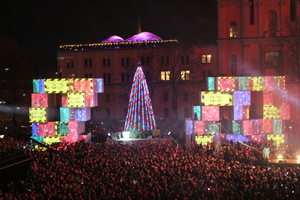 Kauno  Rotušės aikštėje pompastiškai įžiebta Kalėdų eglė