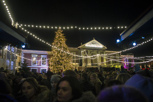 Stebėti Kalėdų eglės įžiebimo Klaipėdoje žmonės plūdo kaip per jūros šventę