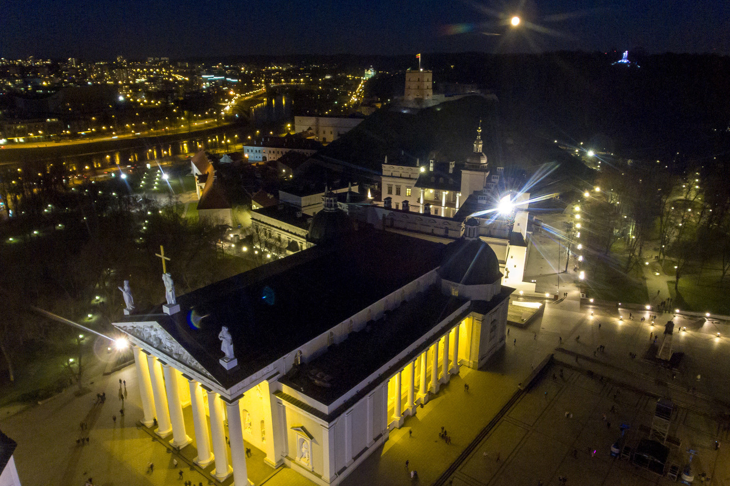 Sekmadienio vakaras Vilniuje – minios prie eglutės ir milžiniškas mėnulis.<br> V.Ščiavinsko nuotr. 